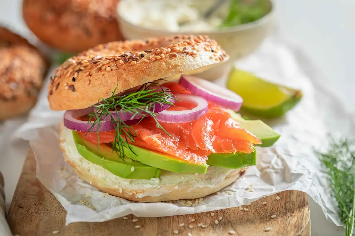 Sandwich bagel saumon